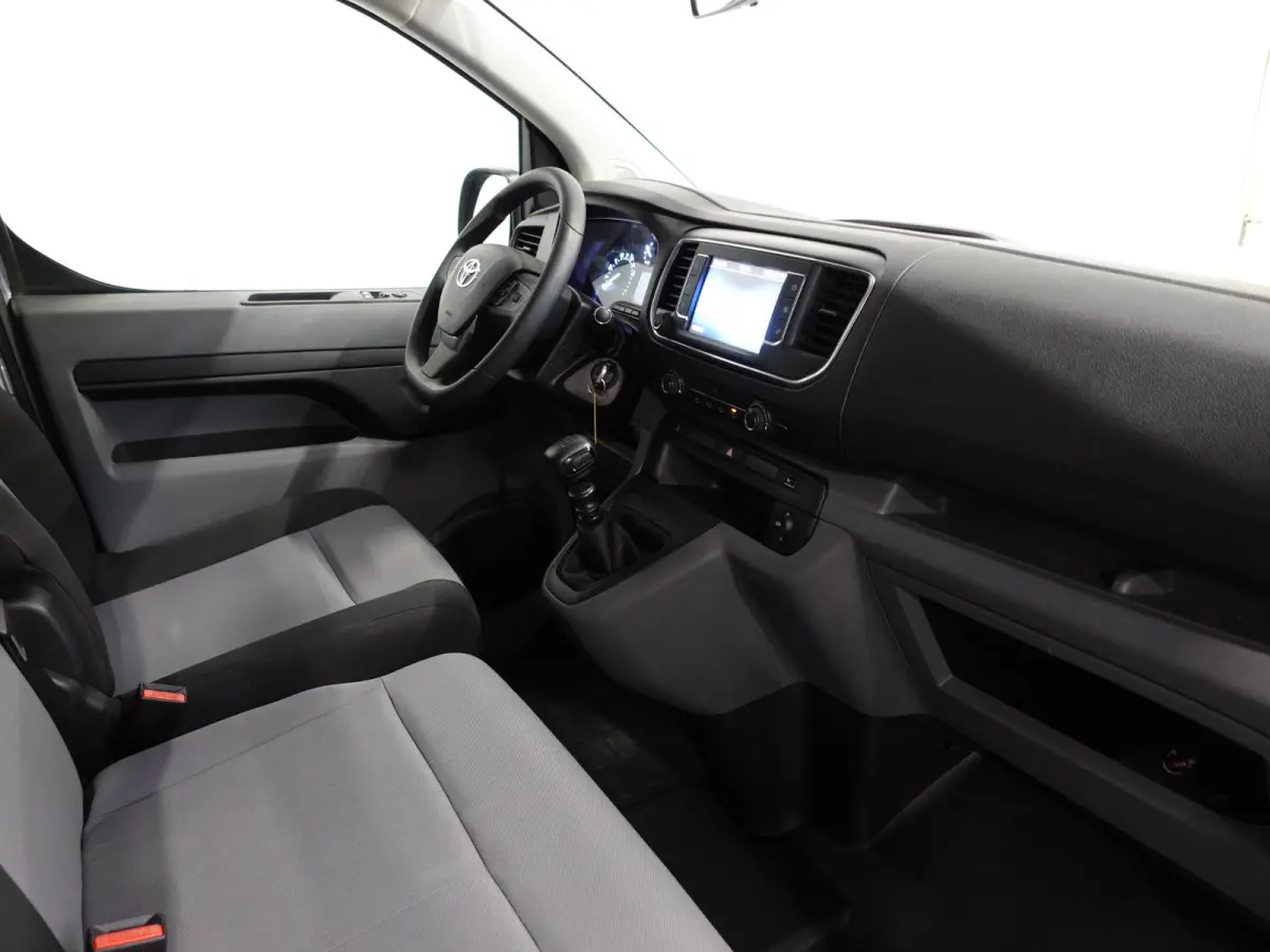 1.5 D-4D Navigator Long L3H1 9persoons PERSONENBUS Navigatie Parkeersensoren Carplay Cruise Control DAB