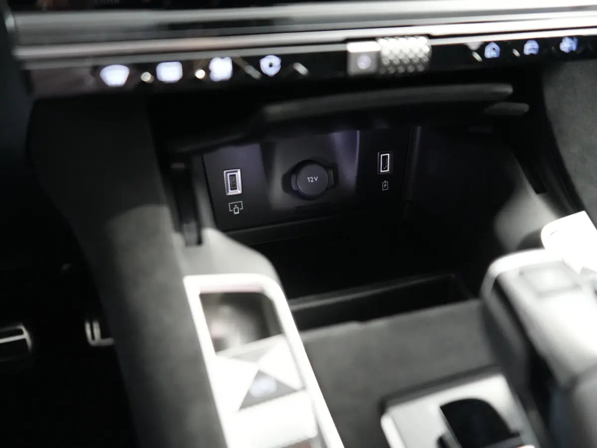 Ligne Business | 10" capacitive touchscreen (personaliseerbaar) | DS IRIS System | Mirror Screen (Apple Carplay, Android Auto)