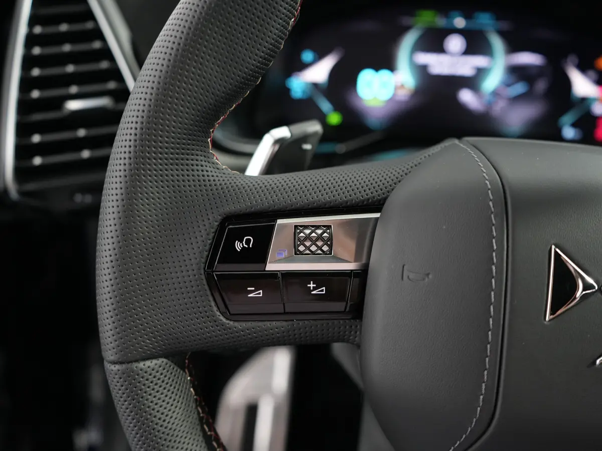 Ligne Business | 10" capacitive touchscreen (personaliseerbaar) | DS IRIS System | Mirror Screen (Apple Carplay, Android Auto)