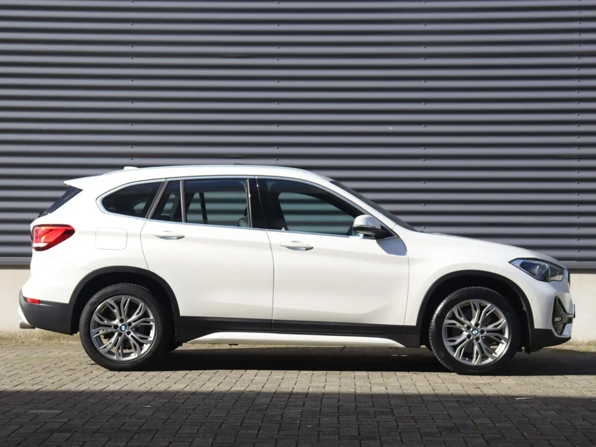 sDrive20i | High Executive | Sport Line | Panodak | Head-Up | Comfort Access | Parking Pack | Sportstoelen | Verwarmd Stuurwiel | 18'' LMV