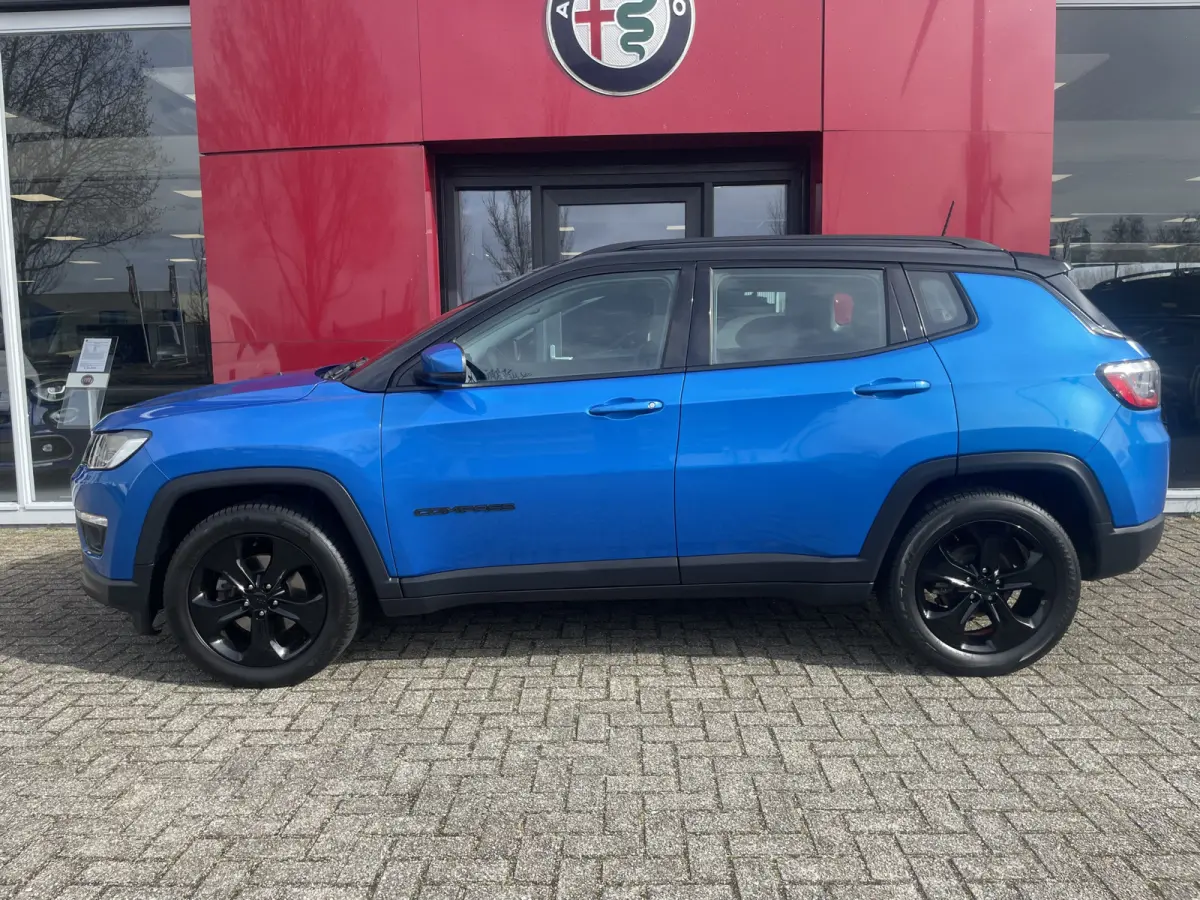1.4 MultiAir Night Eagle | Blauw metallic met zwart dak | Zwarte velgen