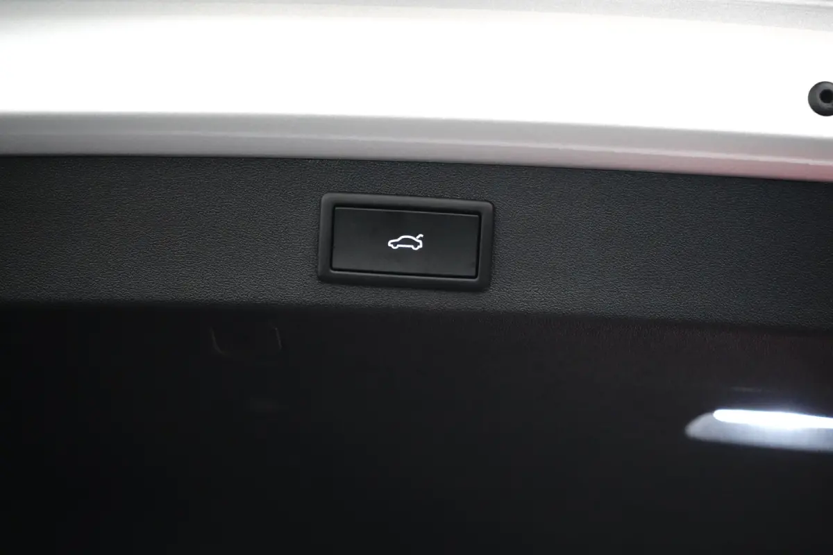 Skoda 1.5 TSI iV 204pk Sportline | Achteruitrijcamera | Dode-hoek detectie | Elektrische stoelen met geheugen | Elektrische achterklep | Stoelverwarming voor