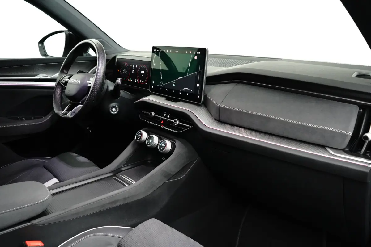Skoda 1.5 TSI iV 204pk Sportline | Achteruitrijcamera | Dode-hoek detectie | Elektrische stoelen met geheugen | Elektrische achterklep | Stoelverwarming voor