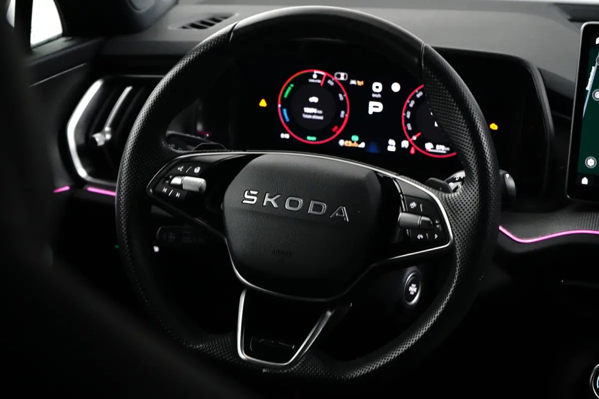 Skoda 1.5 TSI iV 204pk Sportline | Achteruitrijcamera | Dode-hoek detectie | Elektrische stoelen met geheugen | Elektrische achterklep | Stoelverwarming voor
