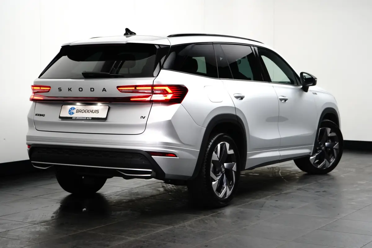 Skoda 1.5 TSI iV 204pk Sportline | Achteruitrijcamera | Dode-hoek detectie | Elektrische stoelen met geheugen | Elektrische achterklep | Stoelverwarming voor