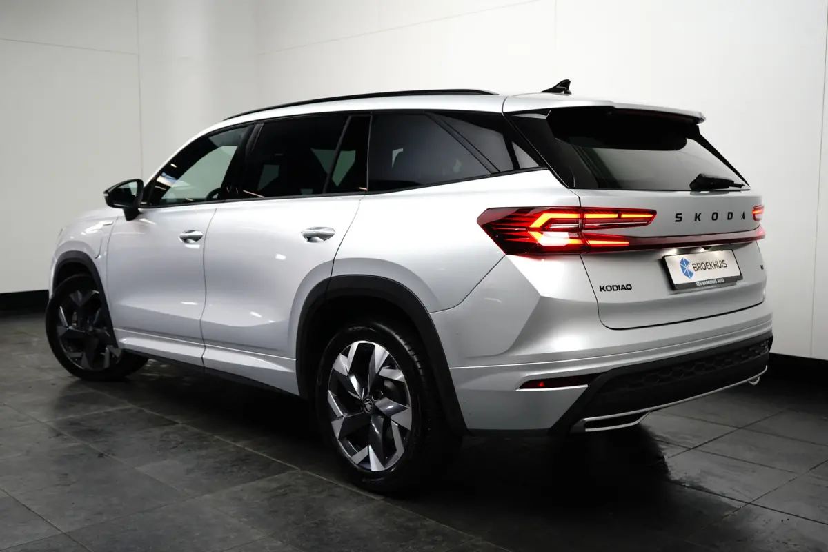 Skoda 1.5 TSI iV 204pk Sportline | Achteruitrijcamera | Dode-hoek detectie | Elektrische stoelen met geheugen | Elektrische achterklep | Stoelverwarming voor