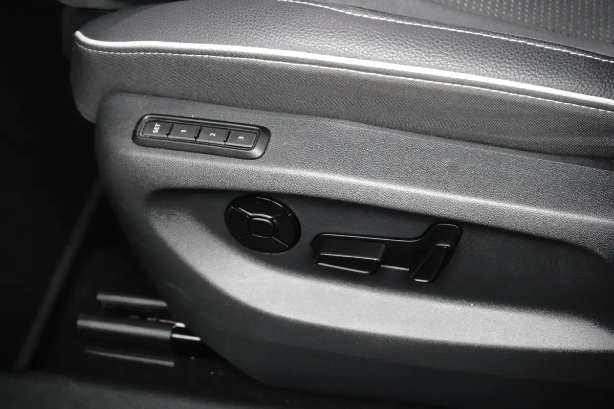 Skoda 1.5 TSI iV 204pk Sportline | Achteruitrijcamera | Dode-hoek detectie | Elektrische stoelen met geheugen | Elektrische achterklep | Stoelverwarming voor