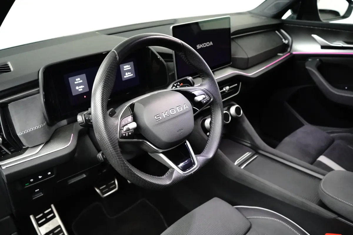 Skoda 1.5 TSI iV 204pk Sportline | Achteruitrijcamera | Dode-hoek detectie | Elektrische stoelen met geheugen | Elektrische achterklep | Stoelverwarming voor