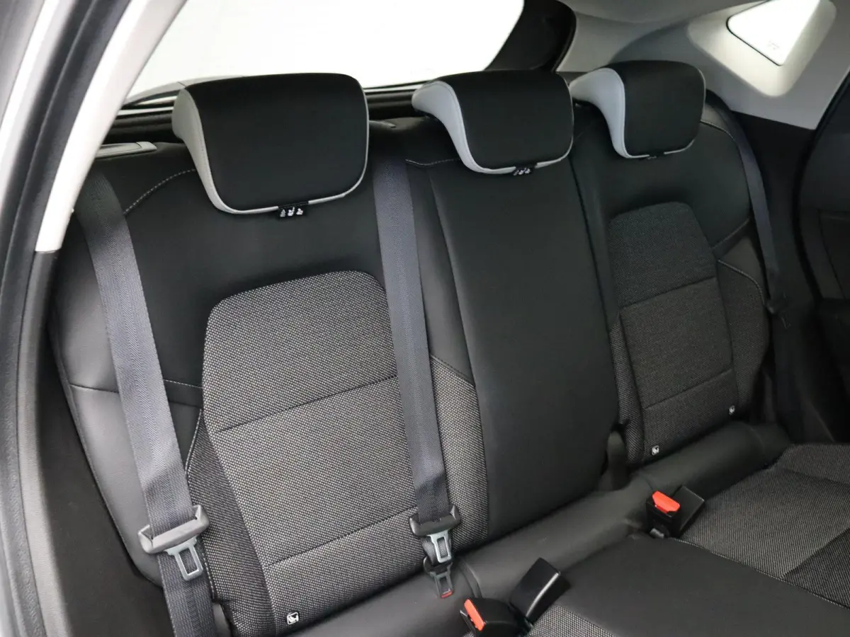 TCe 100pk Intens | Climate Control | Keyless entry en start | Parkeersensoren achter | Lichtmetalen velgen | Apple Carplay & Android Auto |