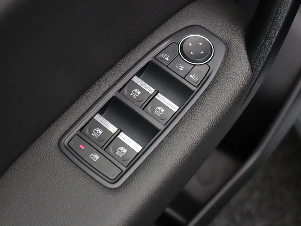 TCe 100pk Intens | Climate Control | Keyless entry en start | Parkeersensoren achter | Lichtmetalen velgen | Apple Carplay & Android Auto |