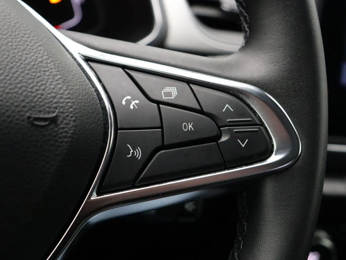 TCe 100pk Intens | Climate Control | Keyless entry en start | Parkeersensoren achter | Lichtmetalen velgen | Apple Carplay & Android Auto |