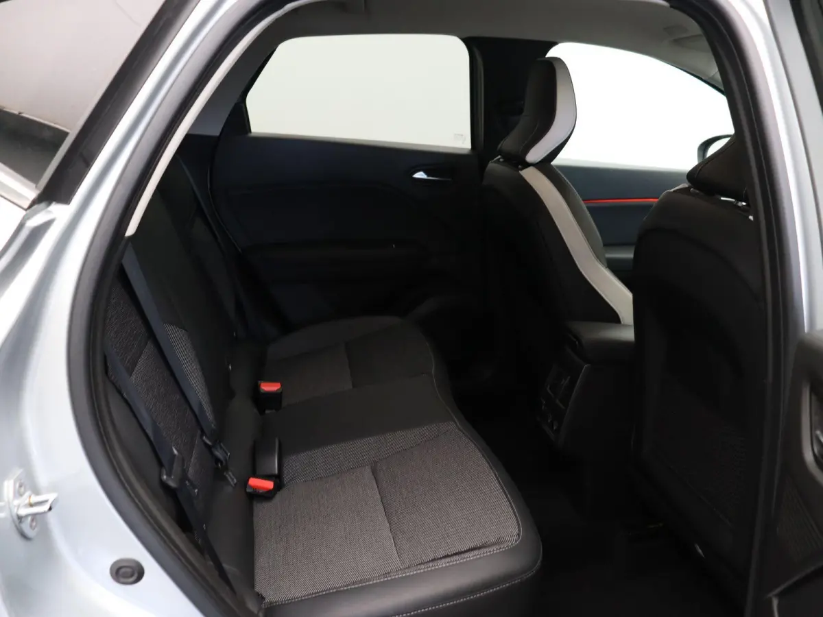TCe 100pk Intens | Climate Control | Keyless entry en start | Parkeersensoren achter | Lichtmetalen velgen | Apple Carplay & Android Auto |