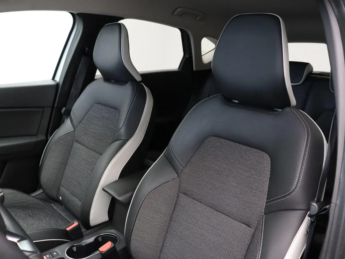 TCe 100pk Intens | Climate Control | Keyless entry en start | Parkeersensoren achter | Lichtmetalen velgen | Apple Carplay & Android Auto |