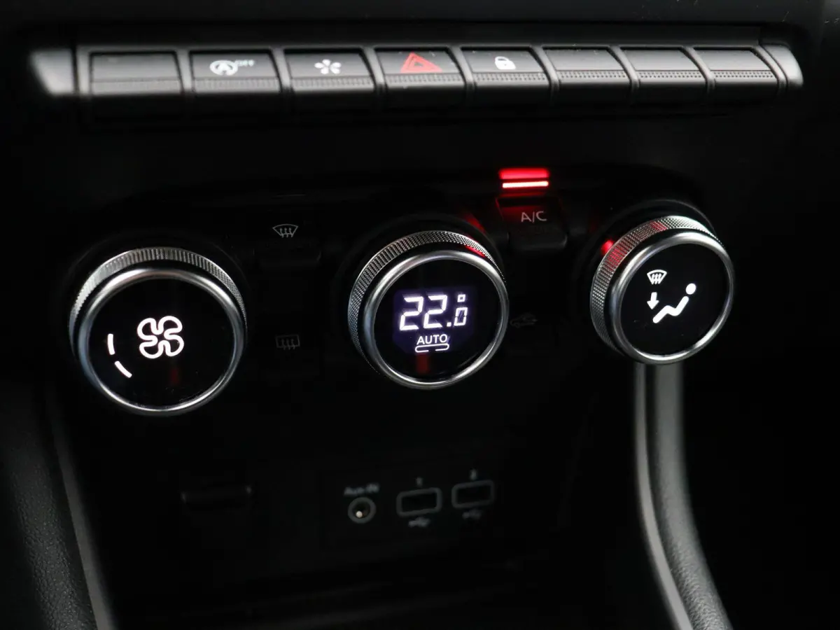 TCe 100pk Intens | Climate Control | Keyless entry en start | Parkeersensoren achter | Lichtmetalen velgen | Apple Carplay & Android Auto |