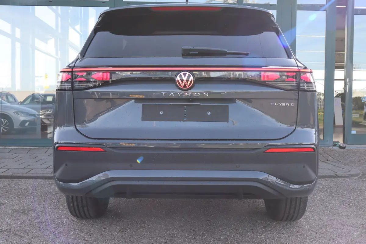 Life Edition | Trekhaak | 'App-Connect' draadloze smartphone integratie | Automatische afstandsregeling (Adaptive Cruise Control) | Buitenspiegels elektrisch instel-, verwarm- en inklapbaar