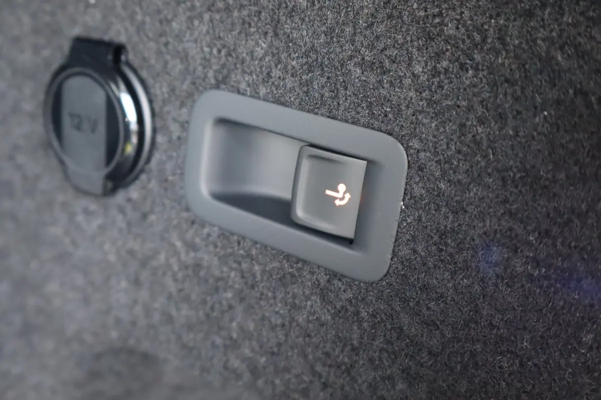 Life Edition | Trekhaak | 'App-Connect' draadloze smartphone integratie | Automatische afstandsregeling (Adaptive Cruise Control) | Buitenspiegels elektrisch instel-, verwarm- en inklapbaar