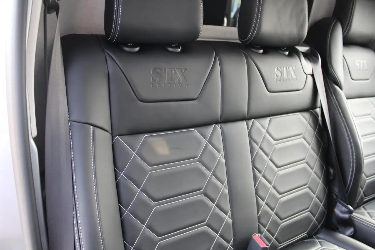 STX L3 75 kWh 136 PK | 8 JAAR GARANTIE | LEDER | CAMERA | BETIMMERING | STOEL + STUUR VERWARMING | DRAADLOOS CARPLAY | VOORRAADVOORDEEL !