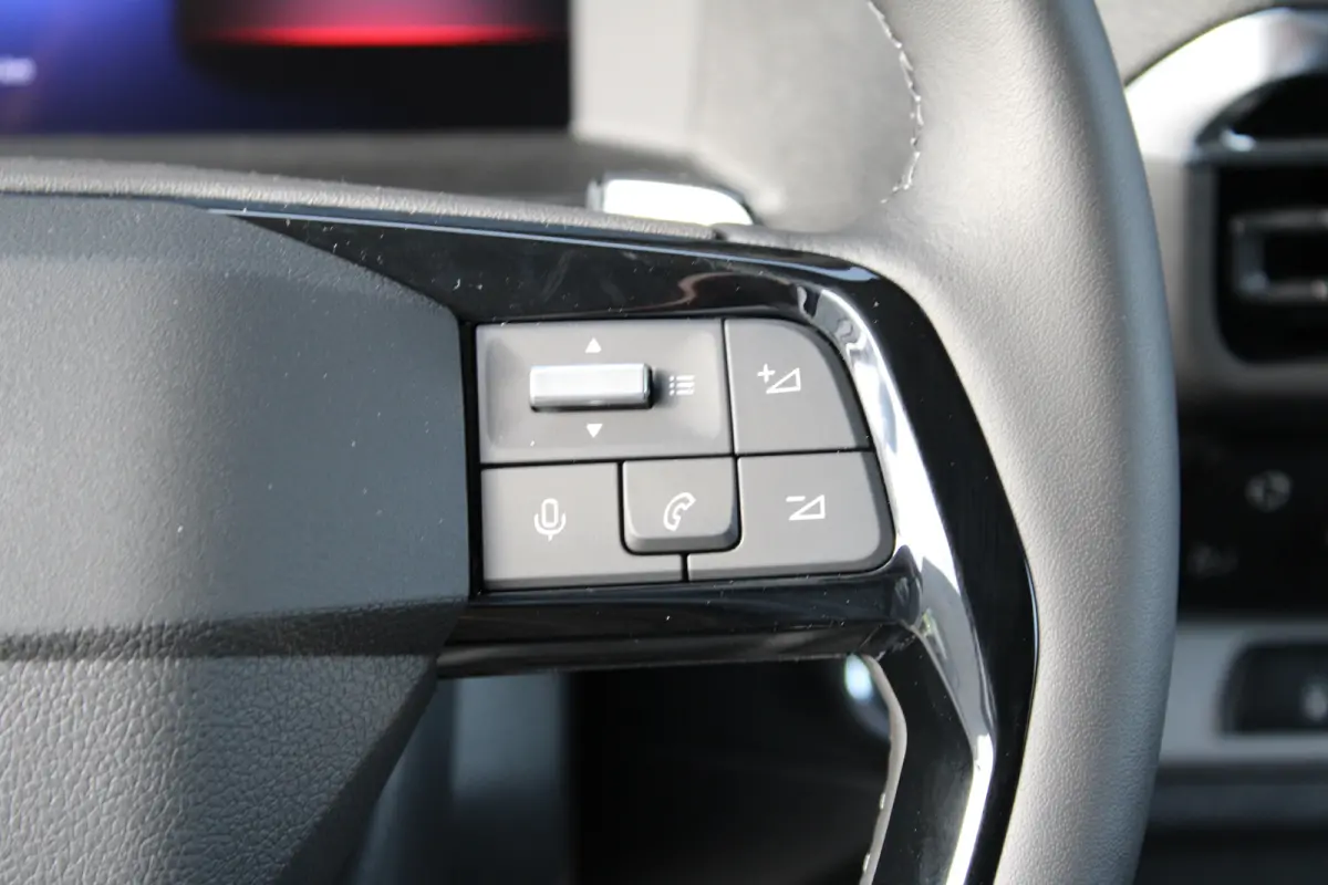 STX L3 75 kWh 136 PK | 8 JAAR GARANTIE | LEDER | CAMERA | BETIMMERING | STOEL + STUUR VERWARMING | DRAADLOOS CARPLAY | VOORRAADVOORDEEL !