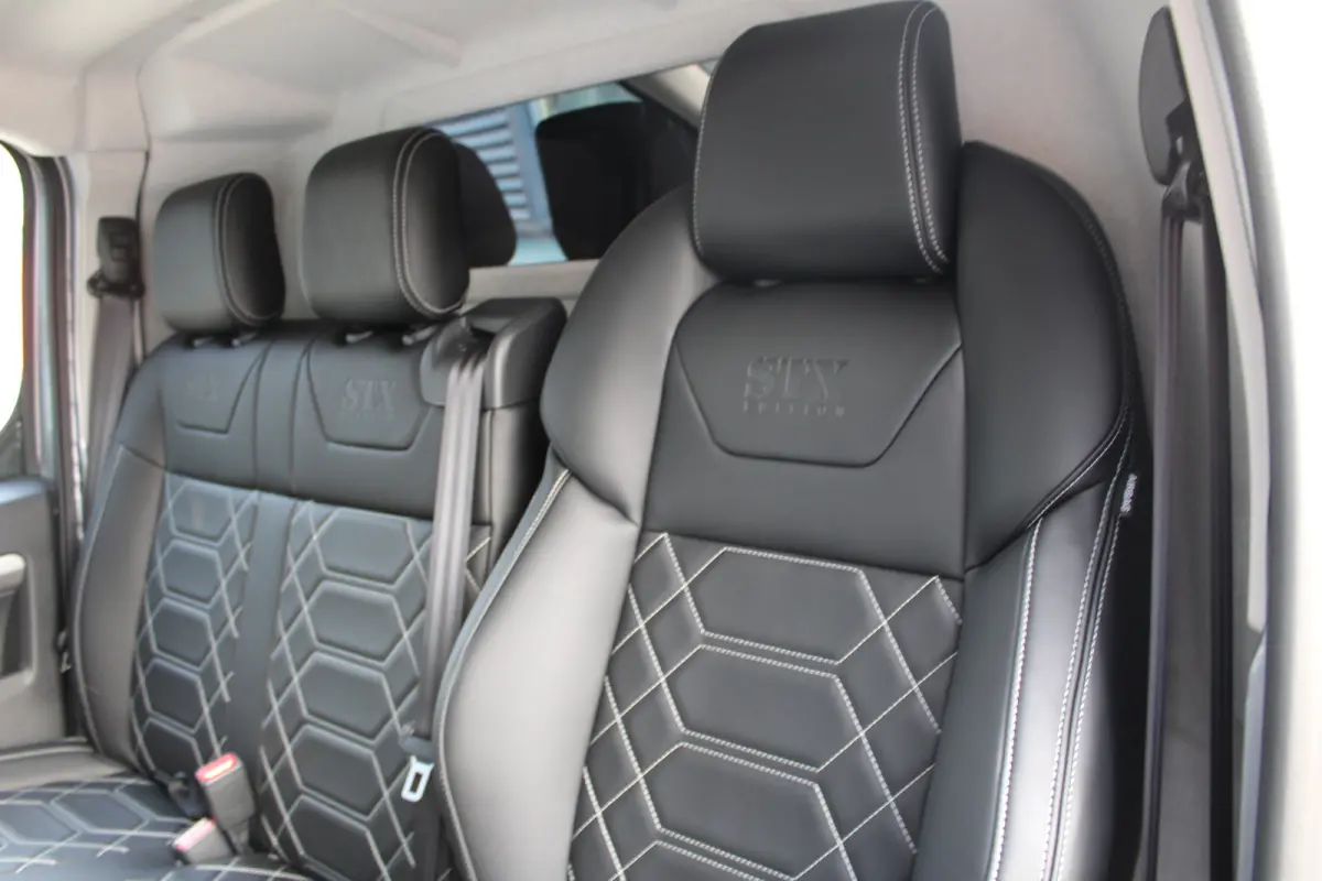 STX L3 75 kWh 136 PK | 8 JAAR GARANTIE | LEDER | CAMERA | BETIMMERING | STOEL + STUUR VERWARMING | DRAADLOOS CARPLAY | VOORRAADVOORDEEL !