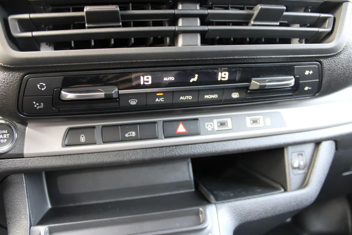 STX L3 75 kWh 136 PK | 8 JAAR GARANTIE | LEDER | CAMERA | BETIMMERING | STOEL + STUUR VERWARMING | DRAADLOOS CARPLAY | VOORRAADVOORDEEL !