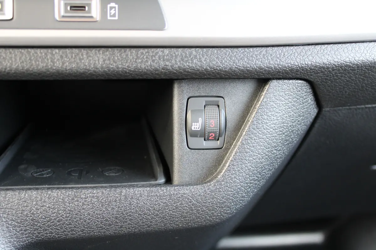 STX L3 75 kWh 136 PK | 8 JAAR GARANTIE | LEDER | CAMERA | BETIMMERING | STOEL + STUUR VERWARMING | DRAADLOOS CARPLAY | VOORRAADVOORDEEL !
