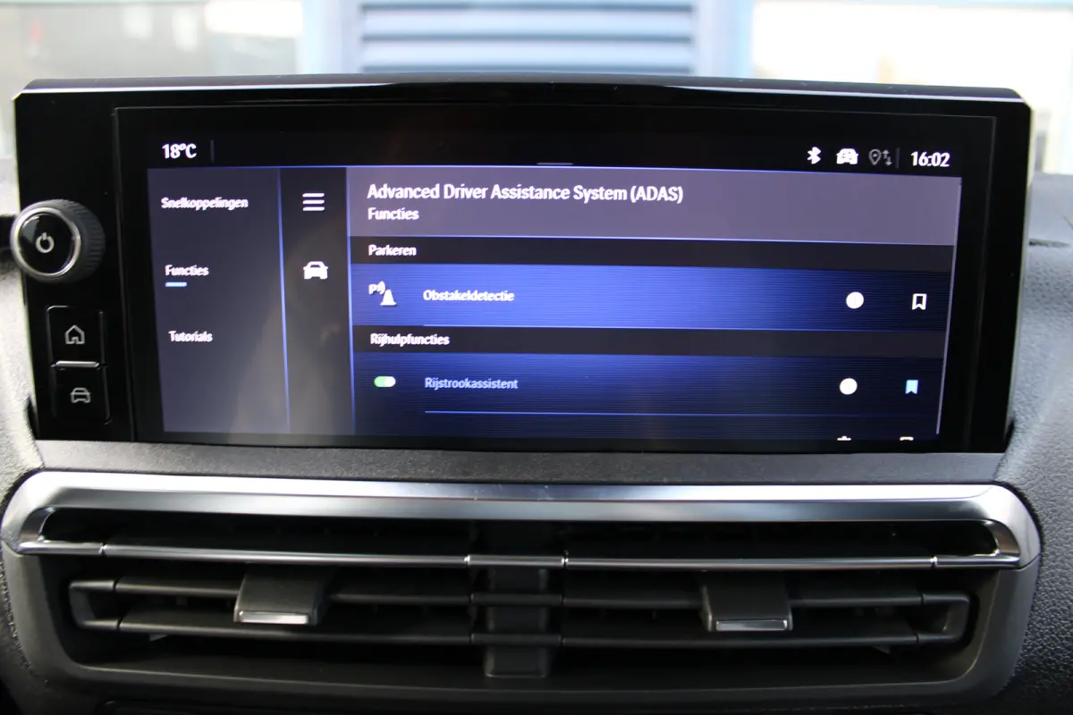 STX L3 75 kWh 136 PK | 8 JAAR GARANTIE | LEDER | CAMERA | BETIMMERING | STOEL + STUUR VERWARMING | DRAADLOOS CARPLAY | VOORRAADVOORDEEL !