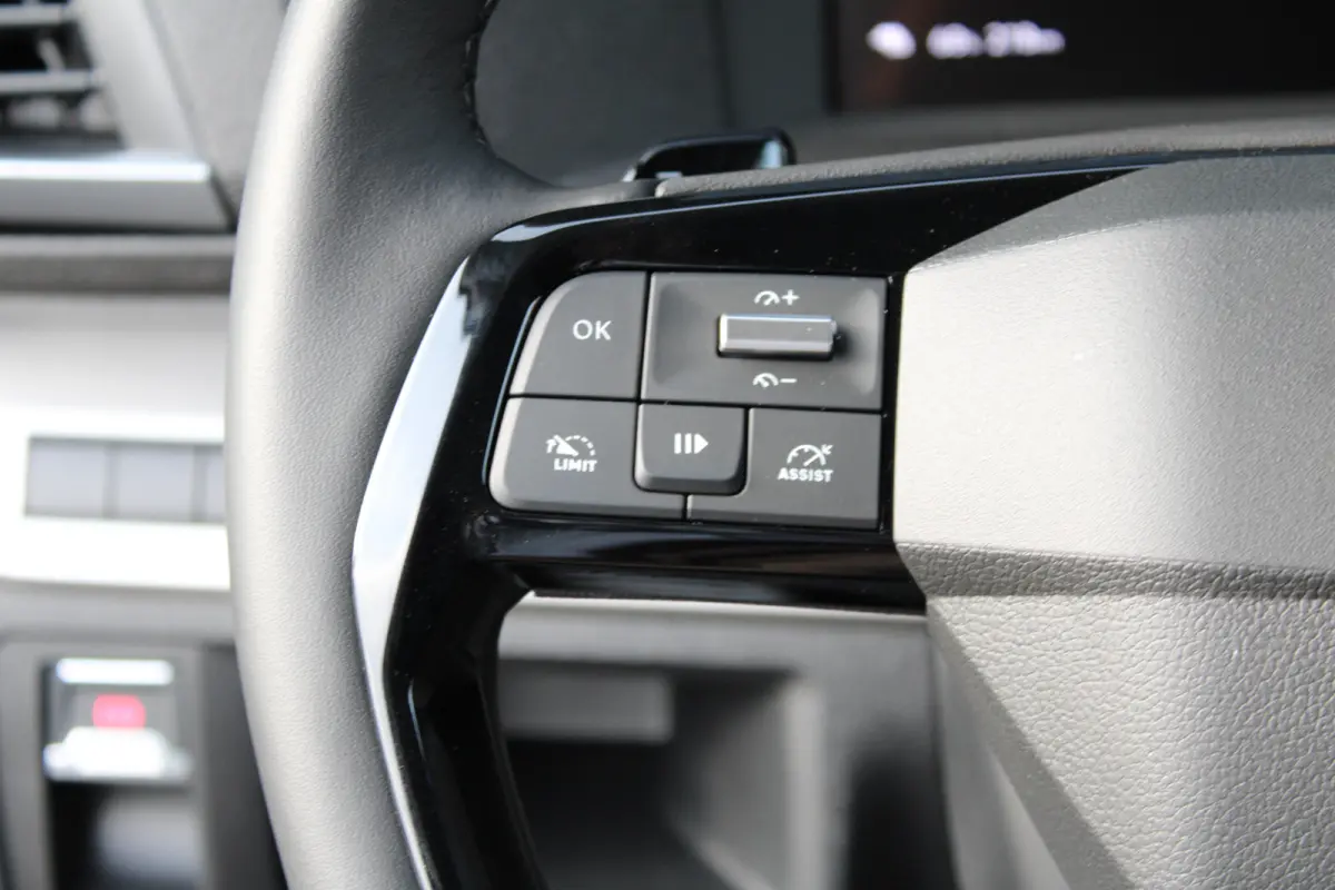 STX L3 75 kWh 136 PK | 8 JAAR GARANTIE | LEDER | CAMERA | BETIMMERING | STOEL + STUUR VERWARMING | DRAADLOOS CARPLAY | VOORRAADVOORDEEL !