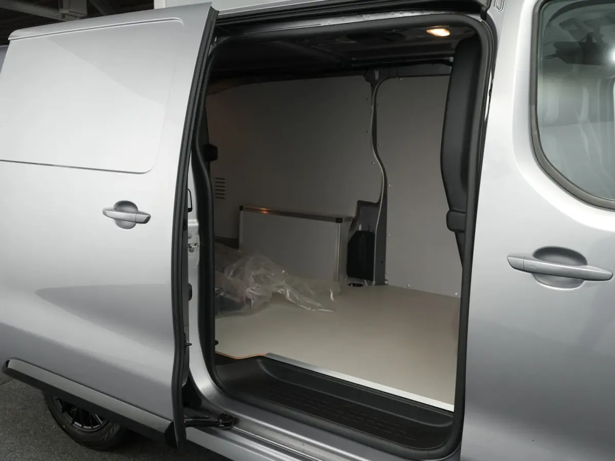 Electric L3 75 kWh STX | Achterspoiler | City pakket | Comfort Pakket
