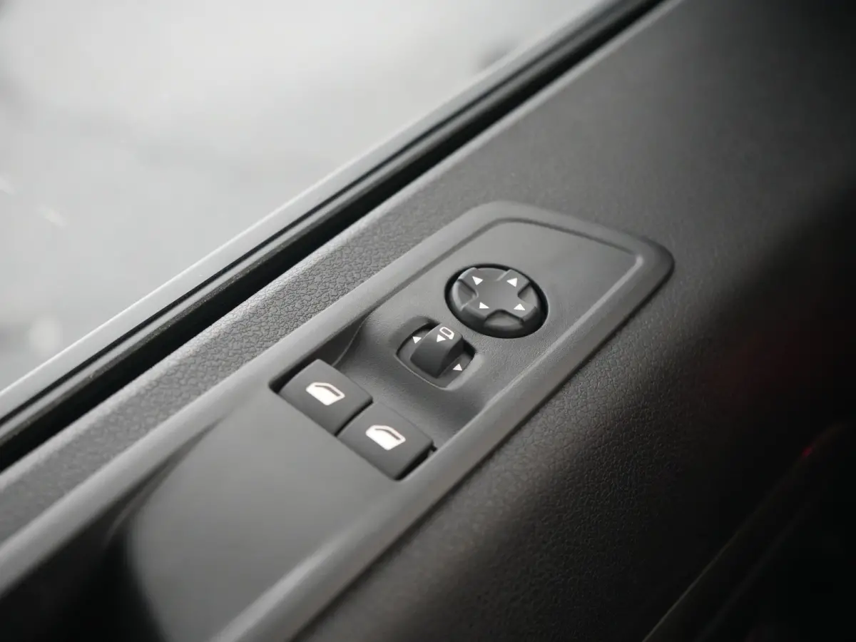 Electric L3 75 kWh STX | Achterspoiler | City pakket | Comfort Pakket