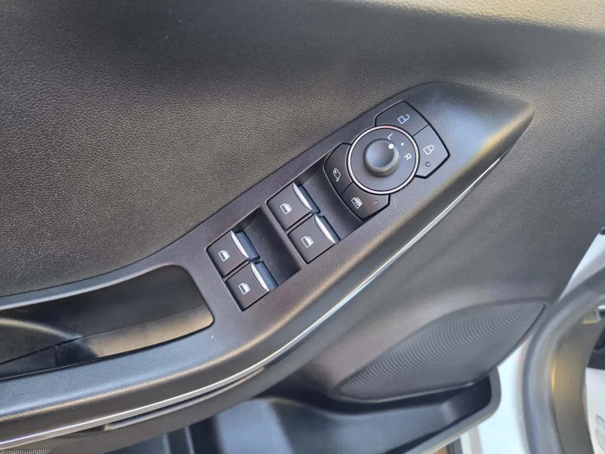 1.0 EcoBoost Titanium Parkeersensoren Achter / Navigatie/ Apple carplay-android auto/ Rijklaarprijs!
