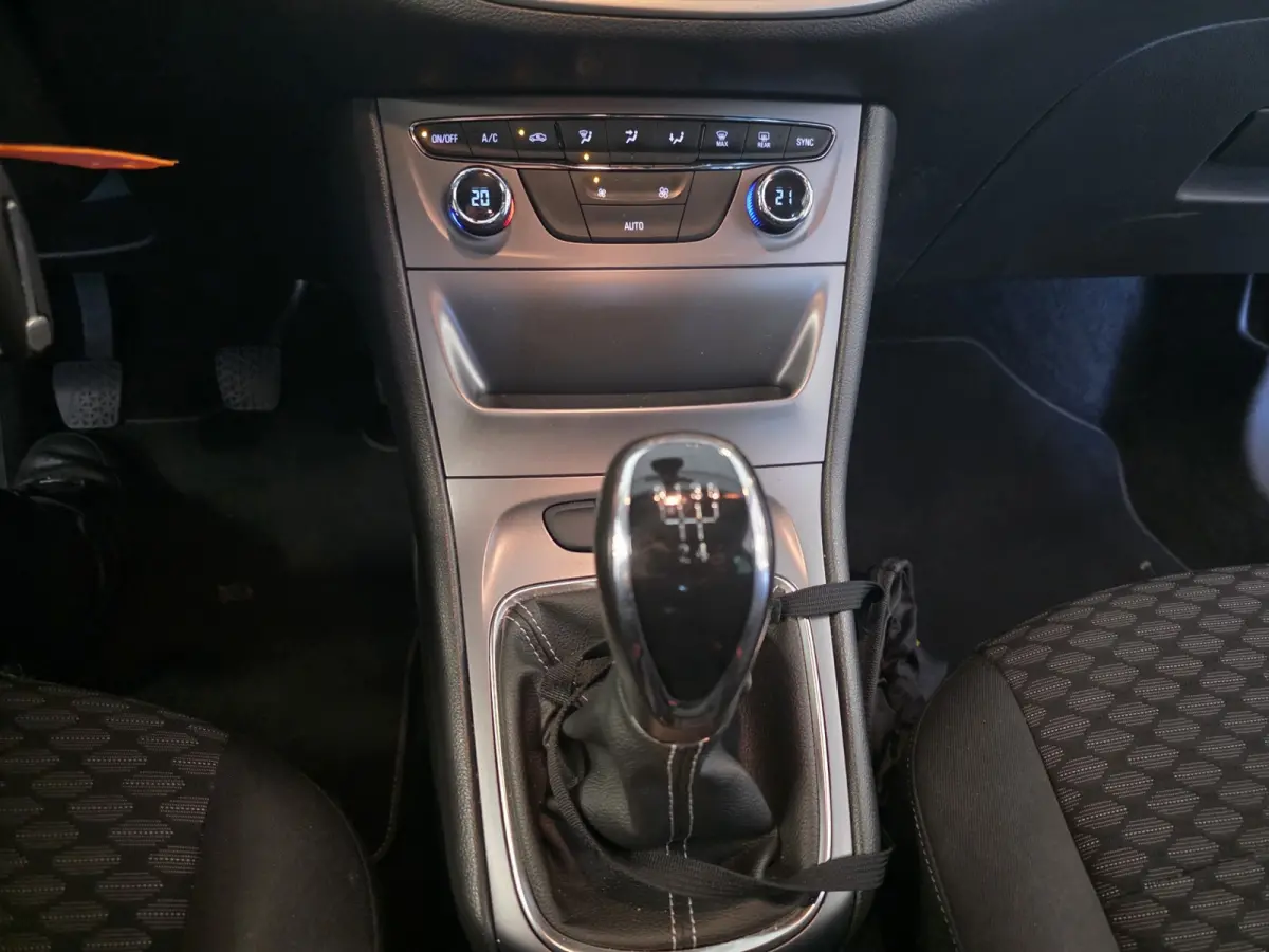 1.0 Online Edition – NAP – Trekhaak – Parkeersensoren – Cruise – Airco