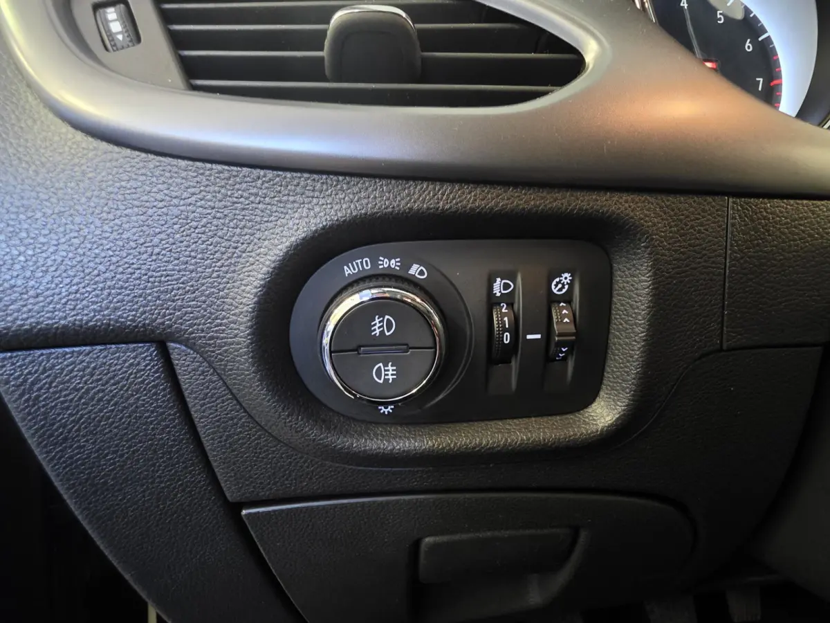 1.0 Online Edition – NAP – Trekhaak – Parkeersensoren – Cruise – Airco