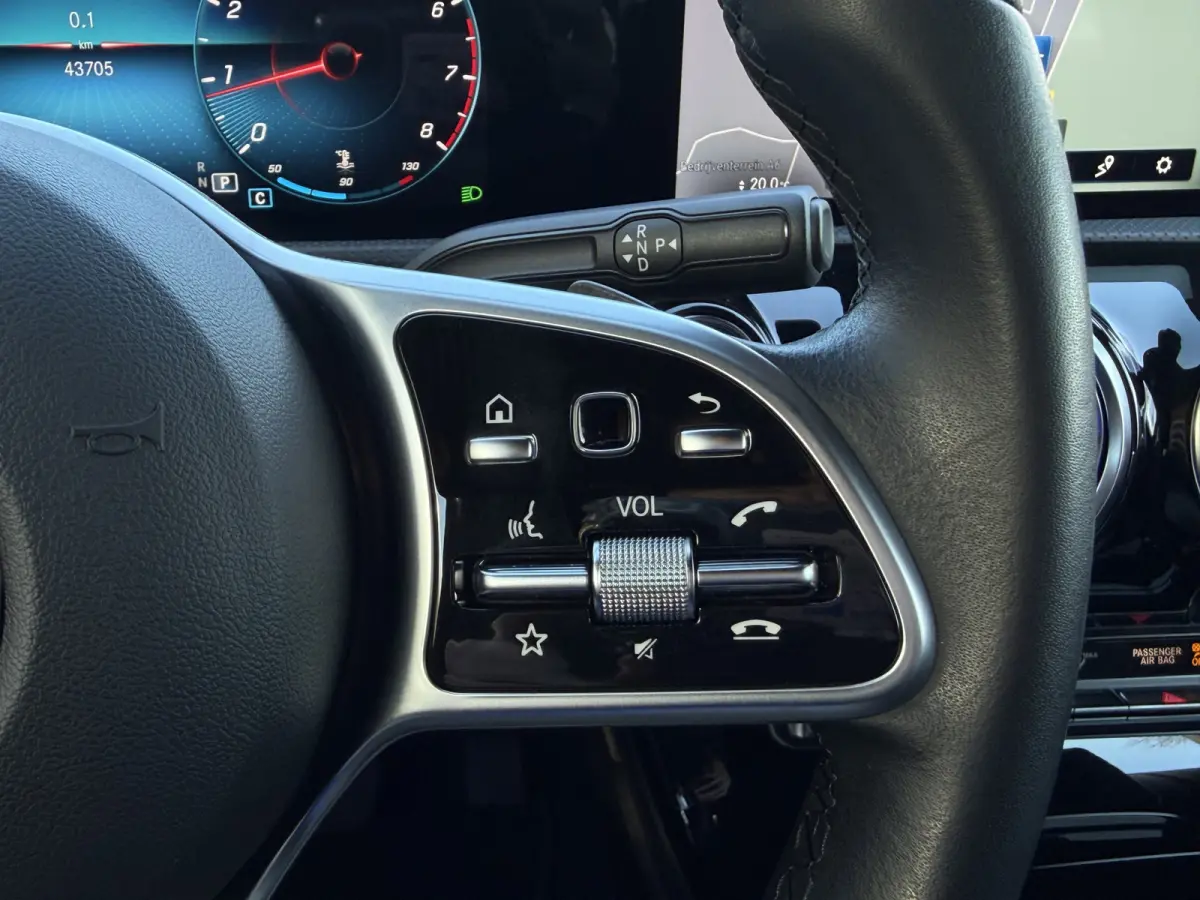 180 Business Solution Luxury Automaat / Leder / PDC v+a / Navigatie / Keyless / Led