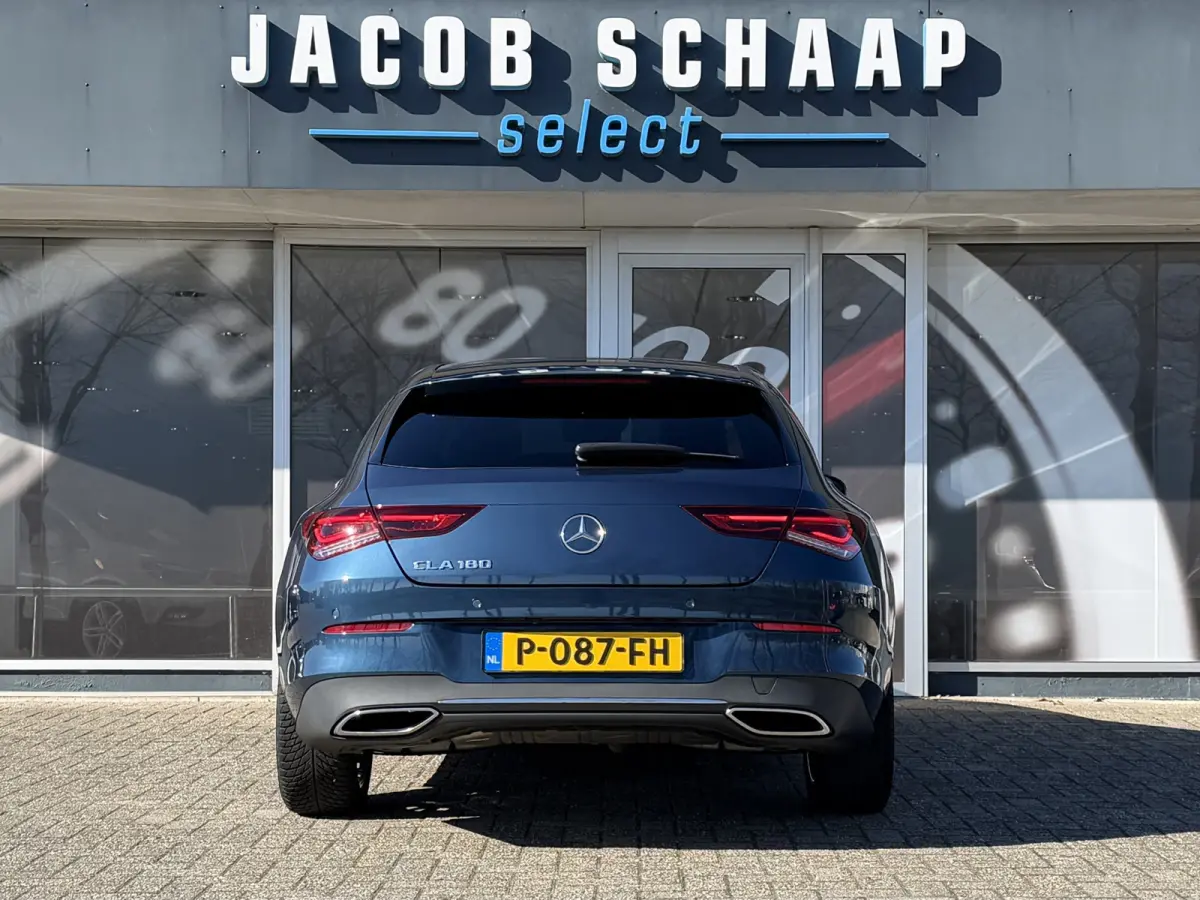 180 Business Solution Luxury Automaat / Leder / PDC v+a / Navigatie / Keyless / Led