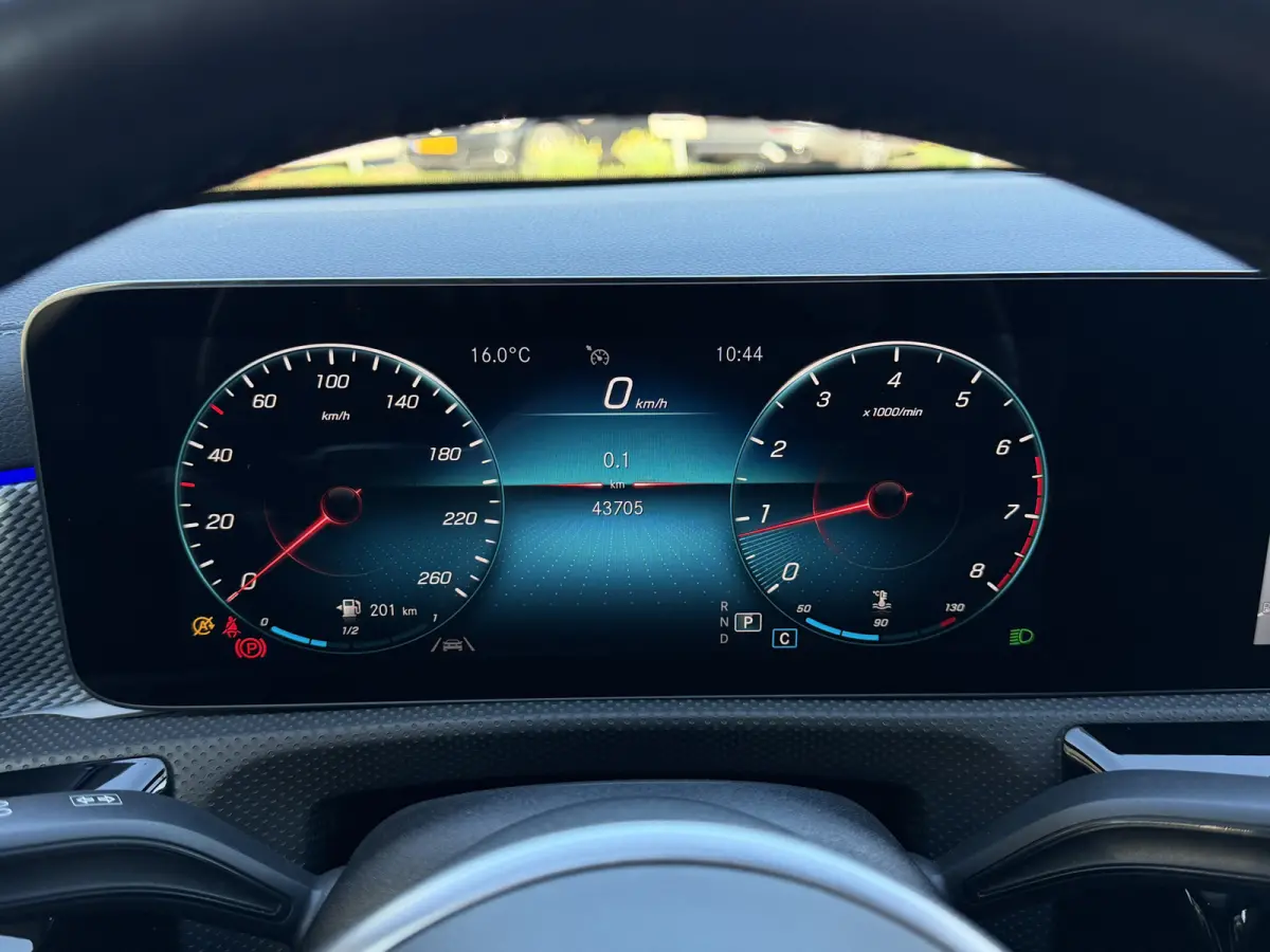 180 Business Solution Luxury Automaat / Leder / PDC v+a / Navigatie / Keyless / Led