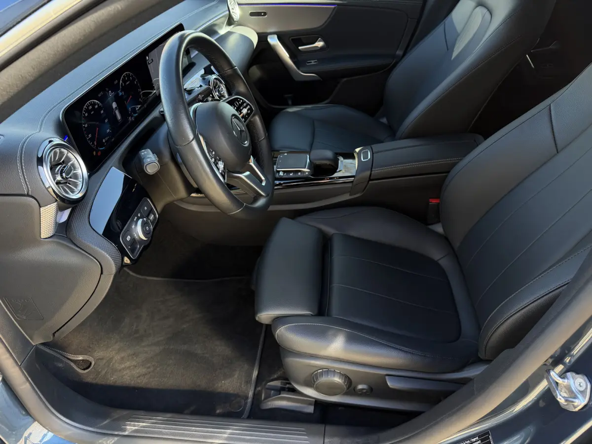 180 Business Solution Luxury Automaat / Leder / PDC v+a / Navigatie / Keyless / Led