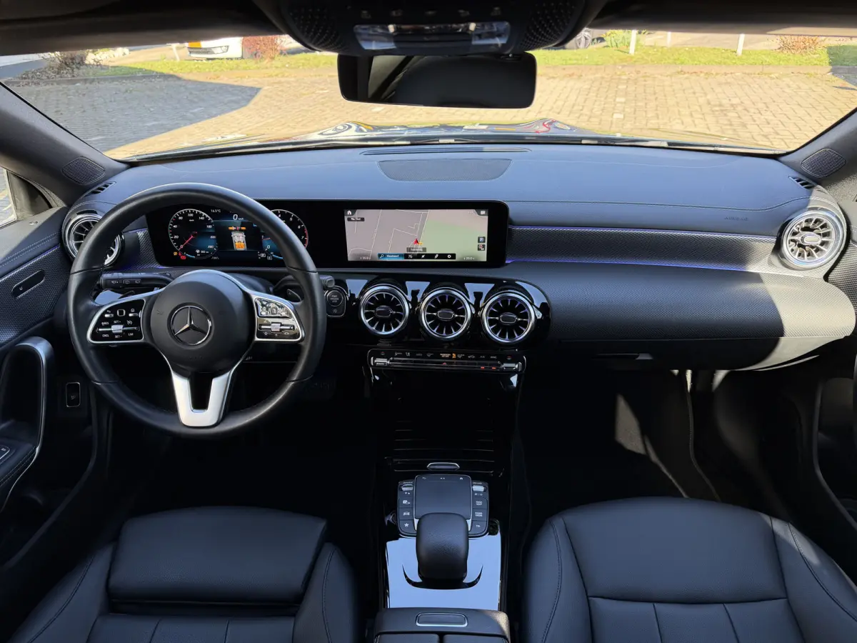 180 Business Solution Luxury Automaat / Leder / PDC v+a / Navigatie / Keyless / Led