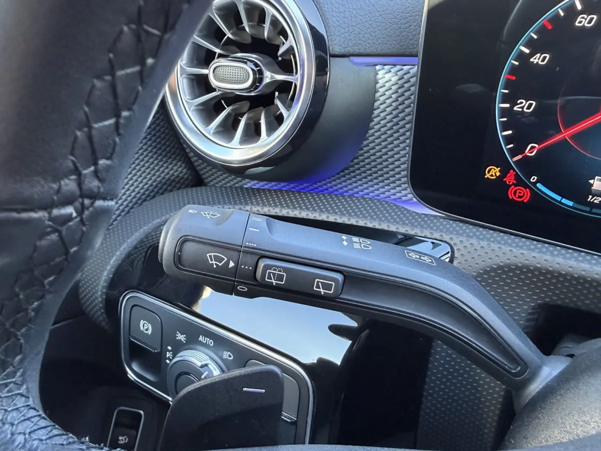 180 Business Solution Luxury Automaat / Leder / PDC v+a / Navigatie / Keyless / Led