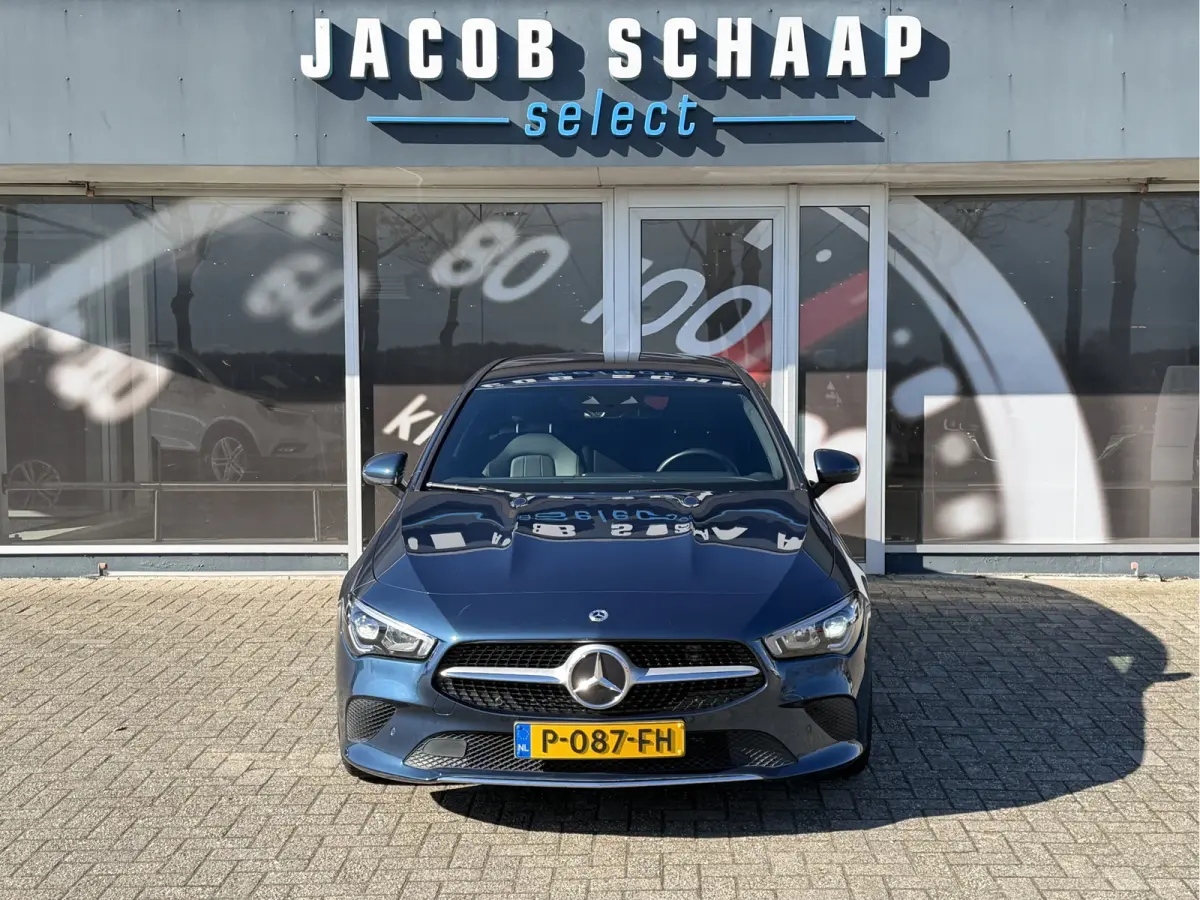 180 Business Solution Luxury Automaat / Leder / PDC v+a / Navigatie / Keyless / Led