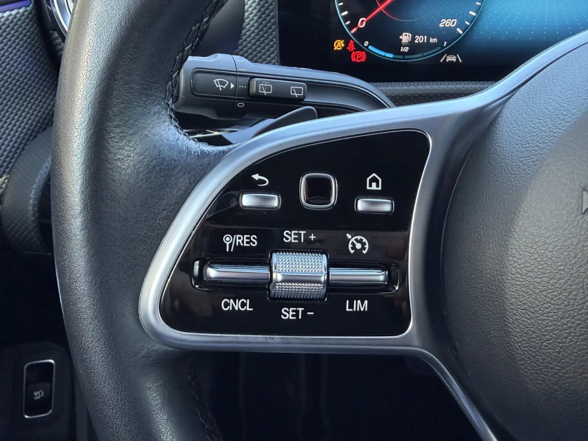 180 Business Solution Luxury Automaat / Leder / PDC v+a / Navigatie / Keyless / Led