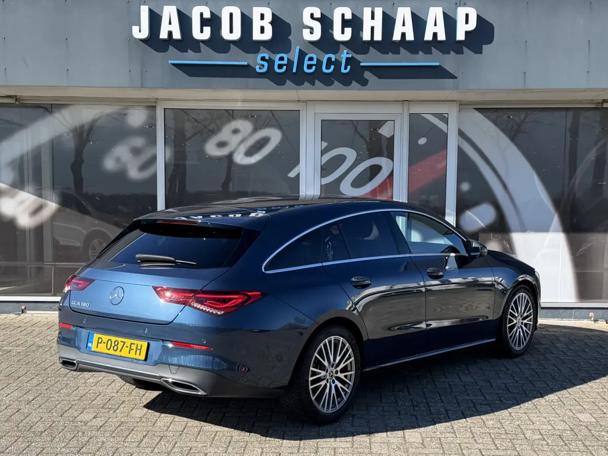 180 Business Solution Luxury Automaat / Leder / PDC v+a / Navigatie / Keyless / Led