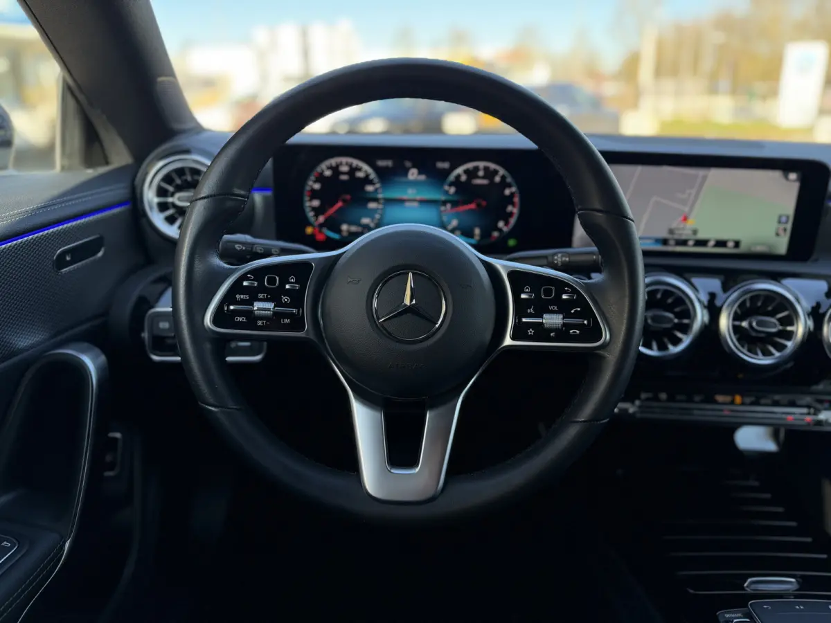 180 Business Solution Luxury Automaat / Leder / PDC v+a / Navigatie / Keyless / Led