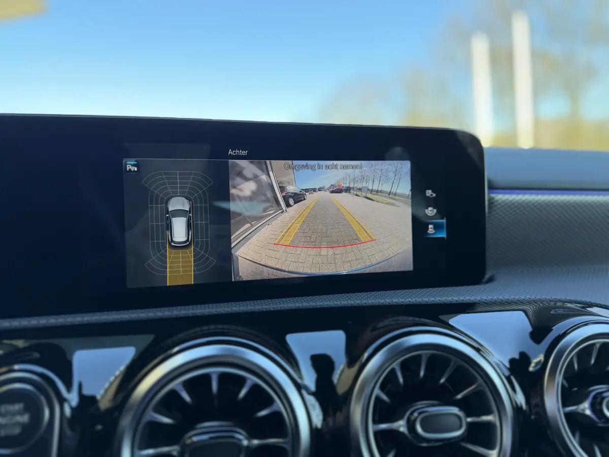 180 Business Solution Luxury Automaat / Leder / PDC v+a / Navigatie / Keyless / Led