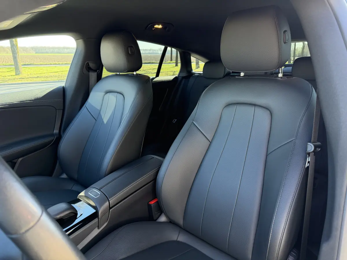 180 Business Solution Luxury Automaat / Leder / PDC v+a / Navigatie / Keyless / Led