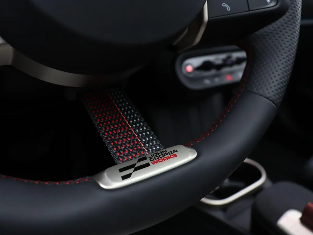 Cooper S Pakket XL + Glazen panoramadak + Harman Kardon + Camera + Driving Assistant Plus + Elektrisch verstelbare stoelen + Massage