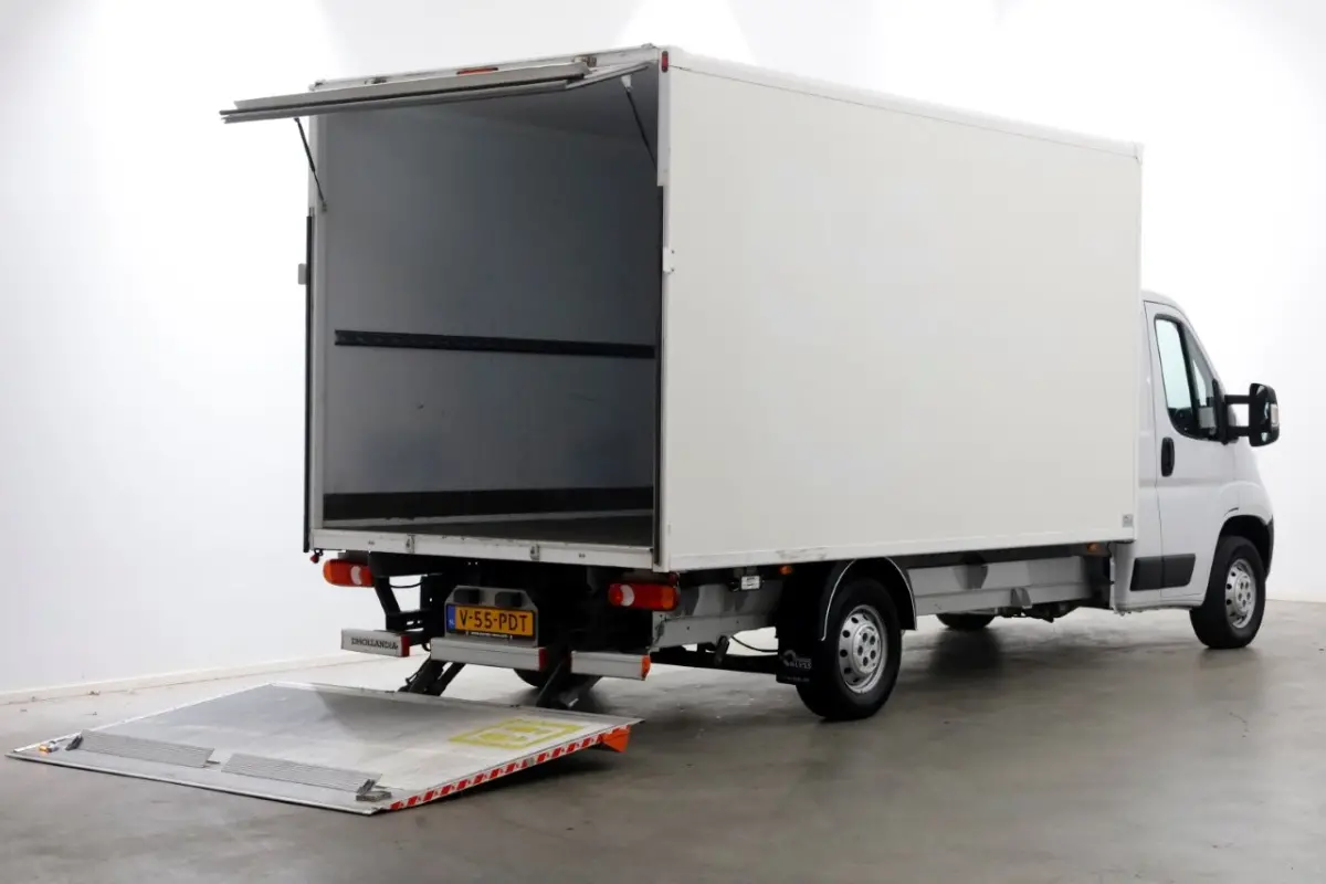 2.2D 140pk Bakwagen met laadklep 1.060kg laadvermogen 08-2023