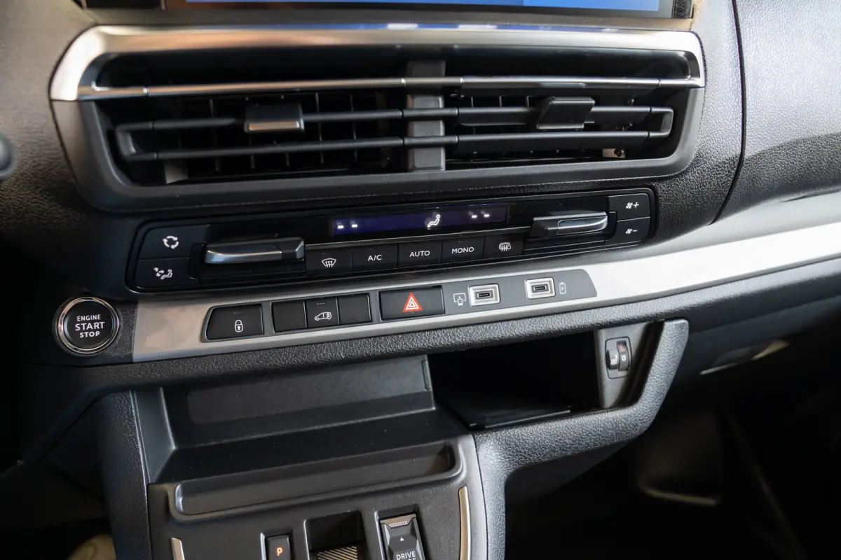 Electric L3 75 kWh STX Edition | Lederen bekleding | Stoelverwarming | Camera | Keyless | Climate Controle | Apple Carplay & Android Auto | Voorraadvoordeel !