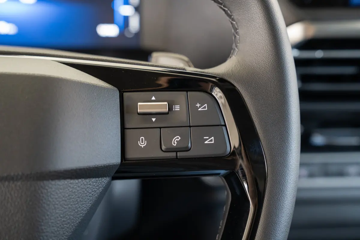 Electric L3 75 kWh STX Edition | Lederen bekleding | Stoelverwarming | Camera | Keyless | Climate Controle | Apple Carplay & Android Auto | Voorraadvoordeel !