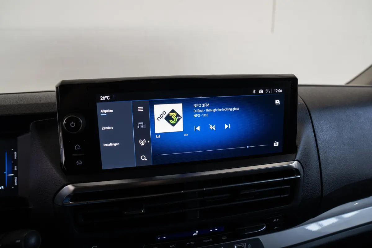 Electric L3 75 kWh STX Edition | Lederen bekleding | Stoelverwarming | Camera | Keyless | Climate Controle | Apple Carplay & Android Auto | Voorraadvoordeel !