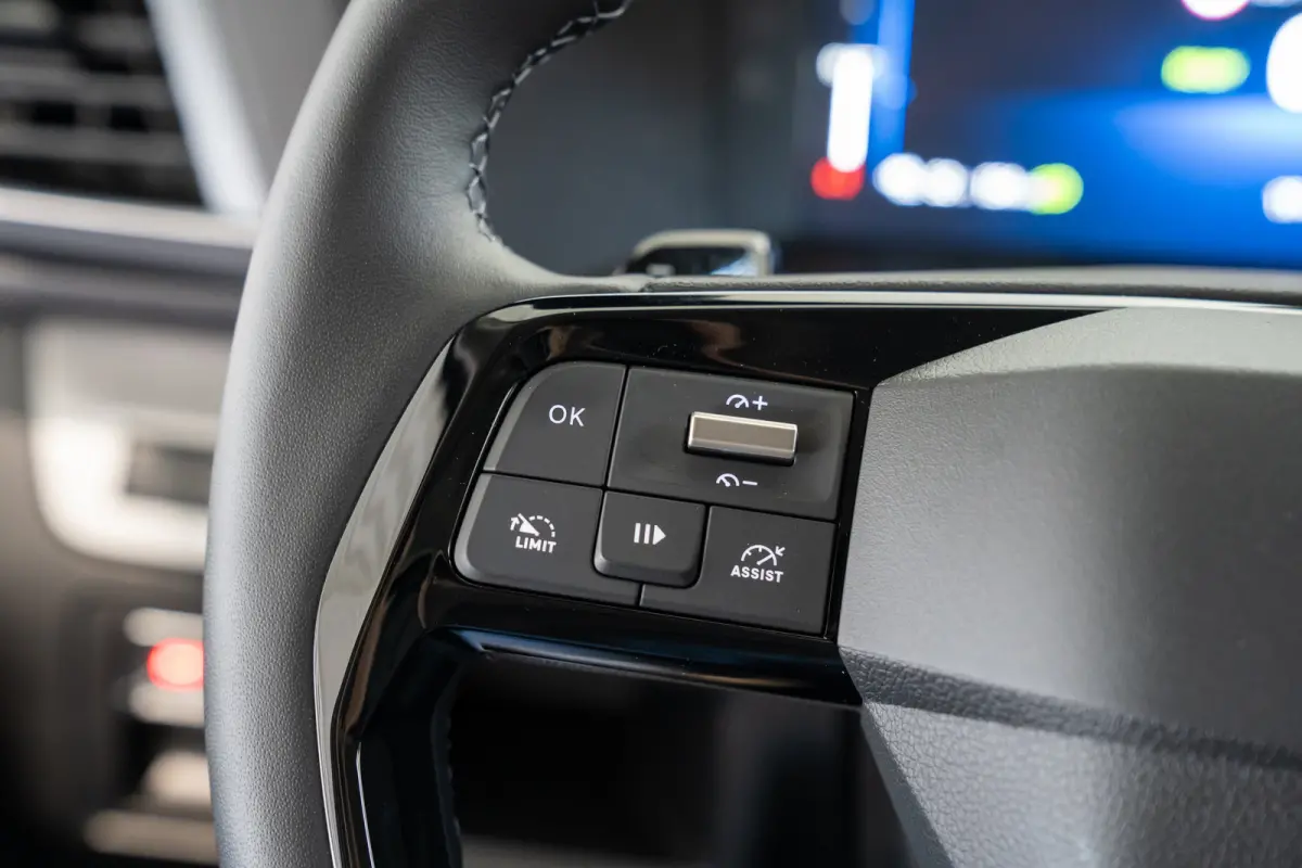 Electric L3 75 kWh STX Edition | Lederen bekleding | Stoelverwarming | Camera | Keyless | Climate Controle | Apple Carplay & Android Auto | Voorraadvoordeel !
